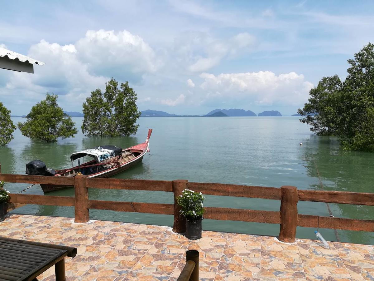 Chomlay & Restaurant 2*