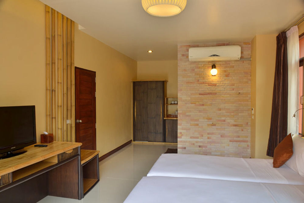Resort Palm Leaf