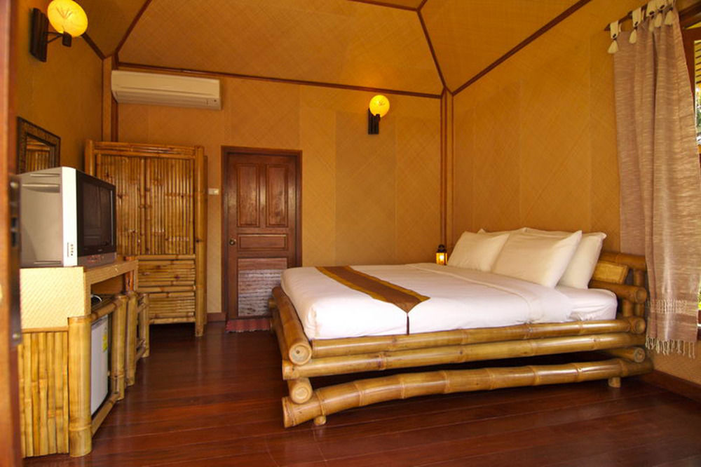 Resort Palm Leaf