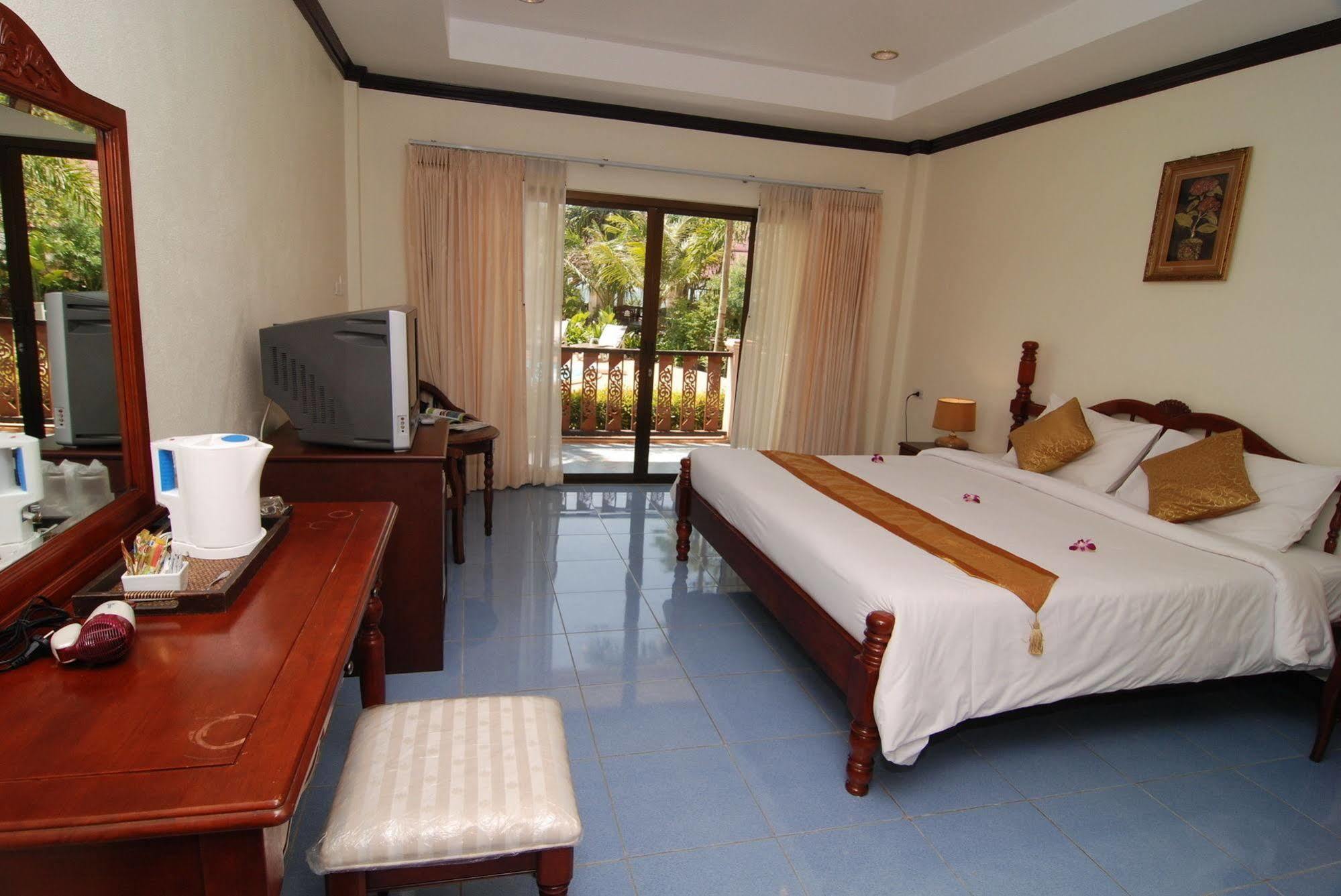 Resort Lanta Seafront 3*