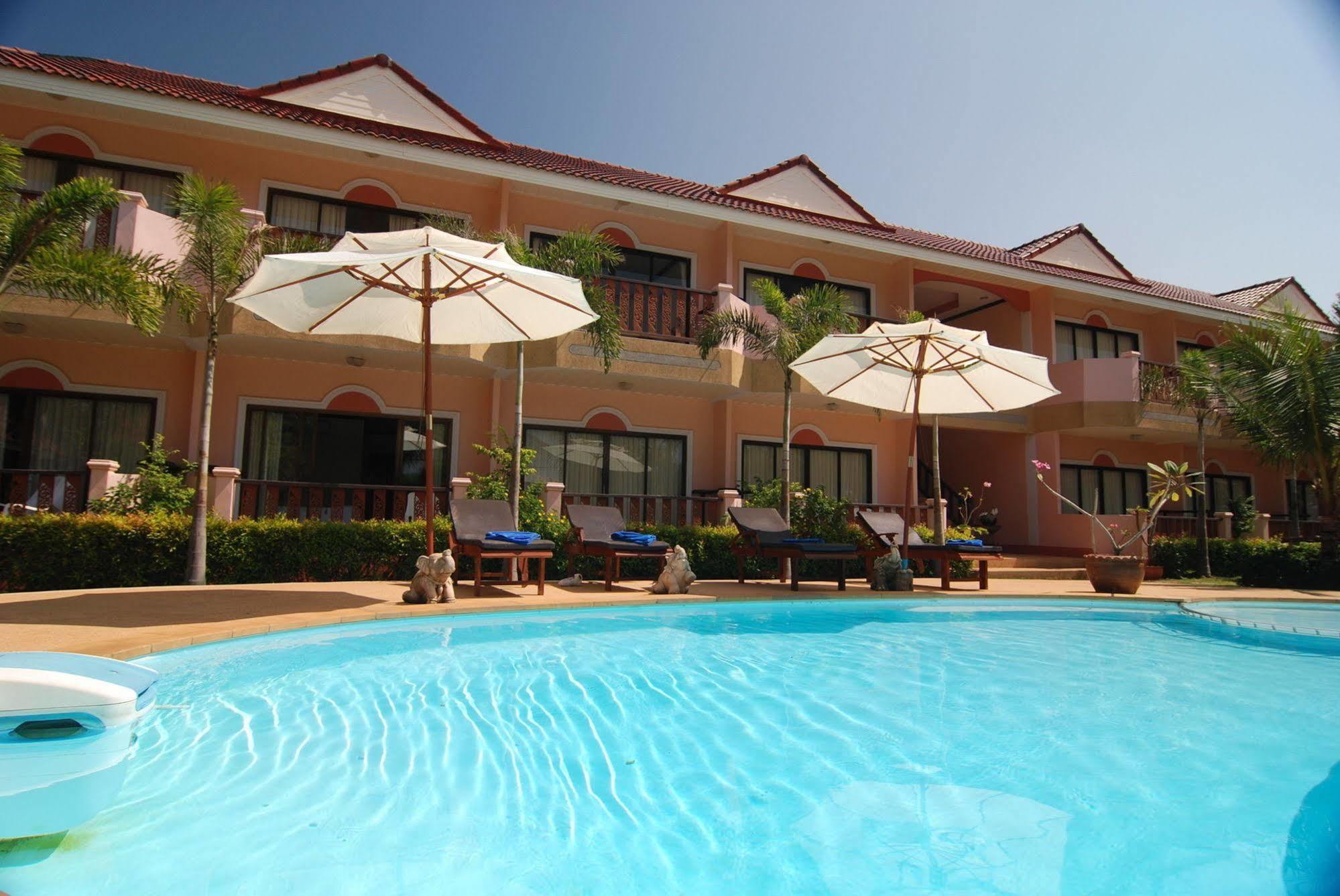 Resort Lanta Seafront 3*