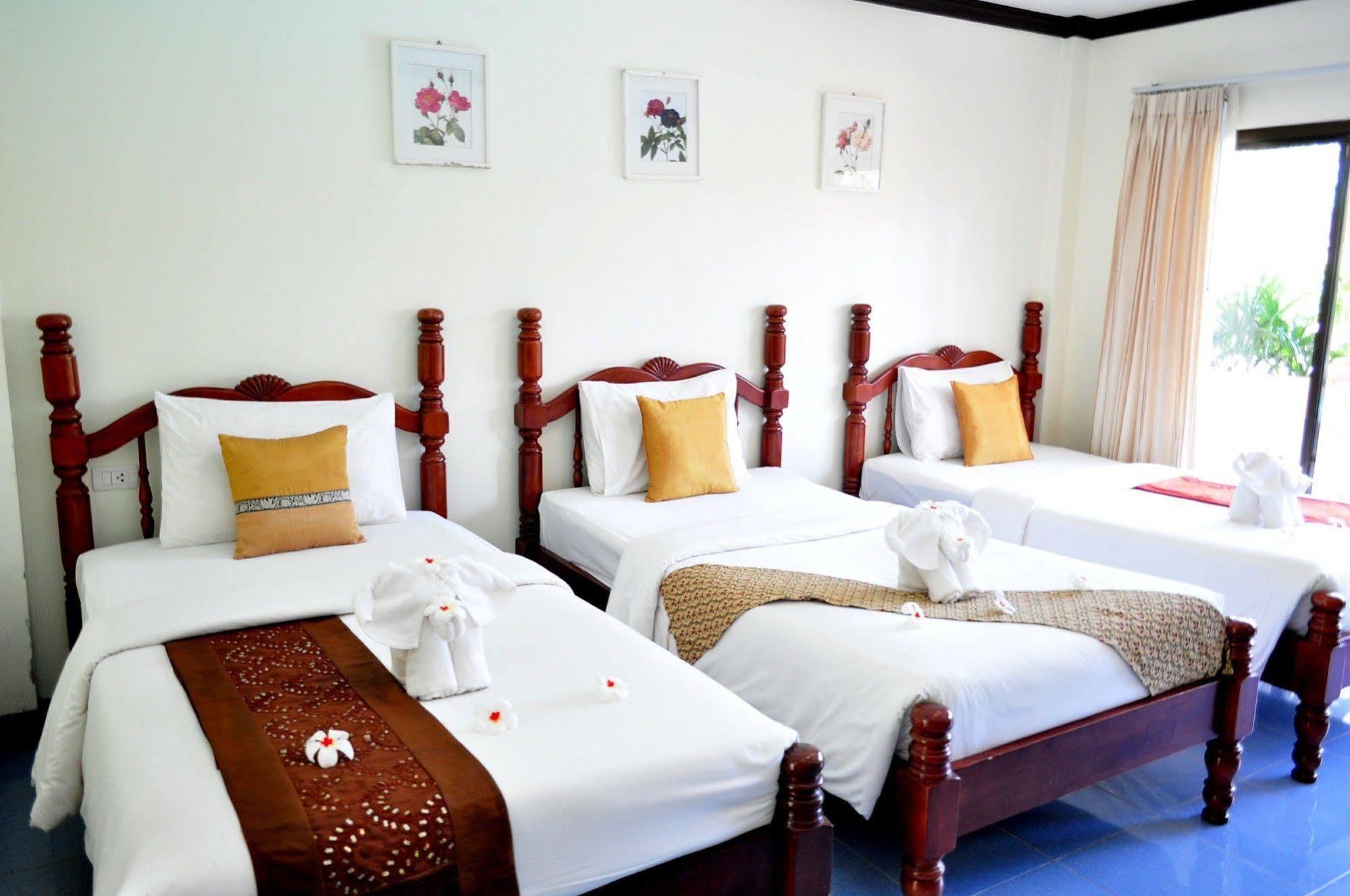 Resort Lanta Seafront 3*