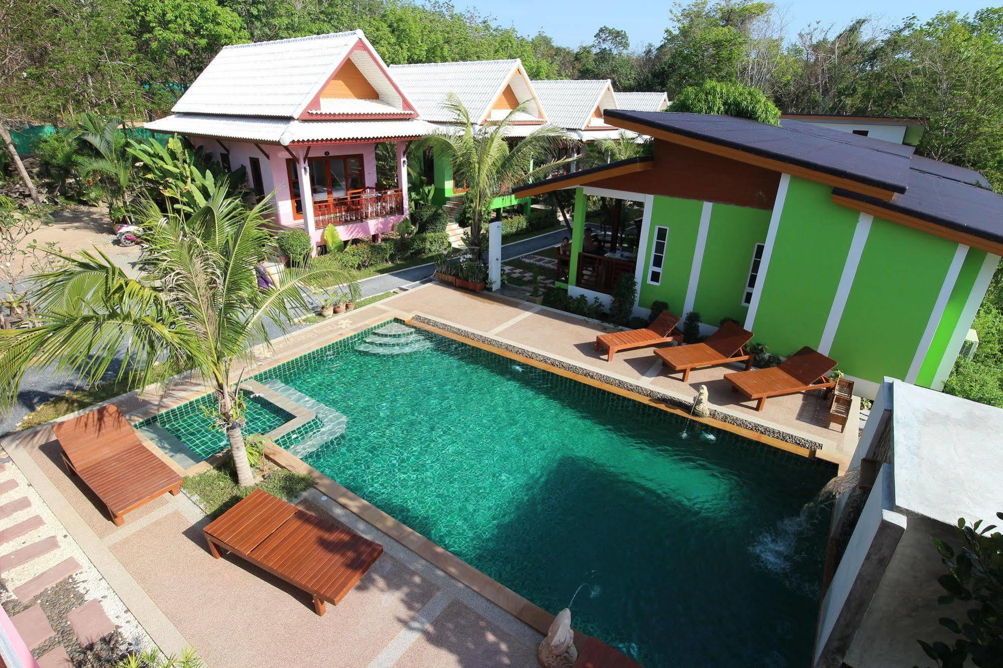 Pinky & - Sha Extra 4* Koh Lanta