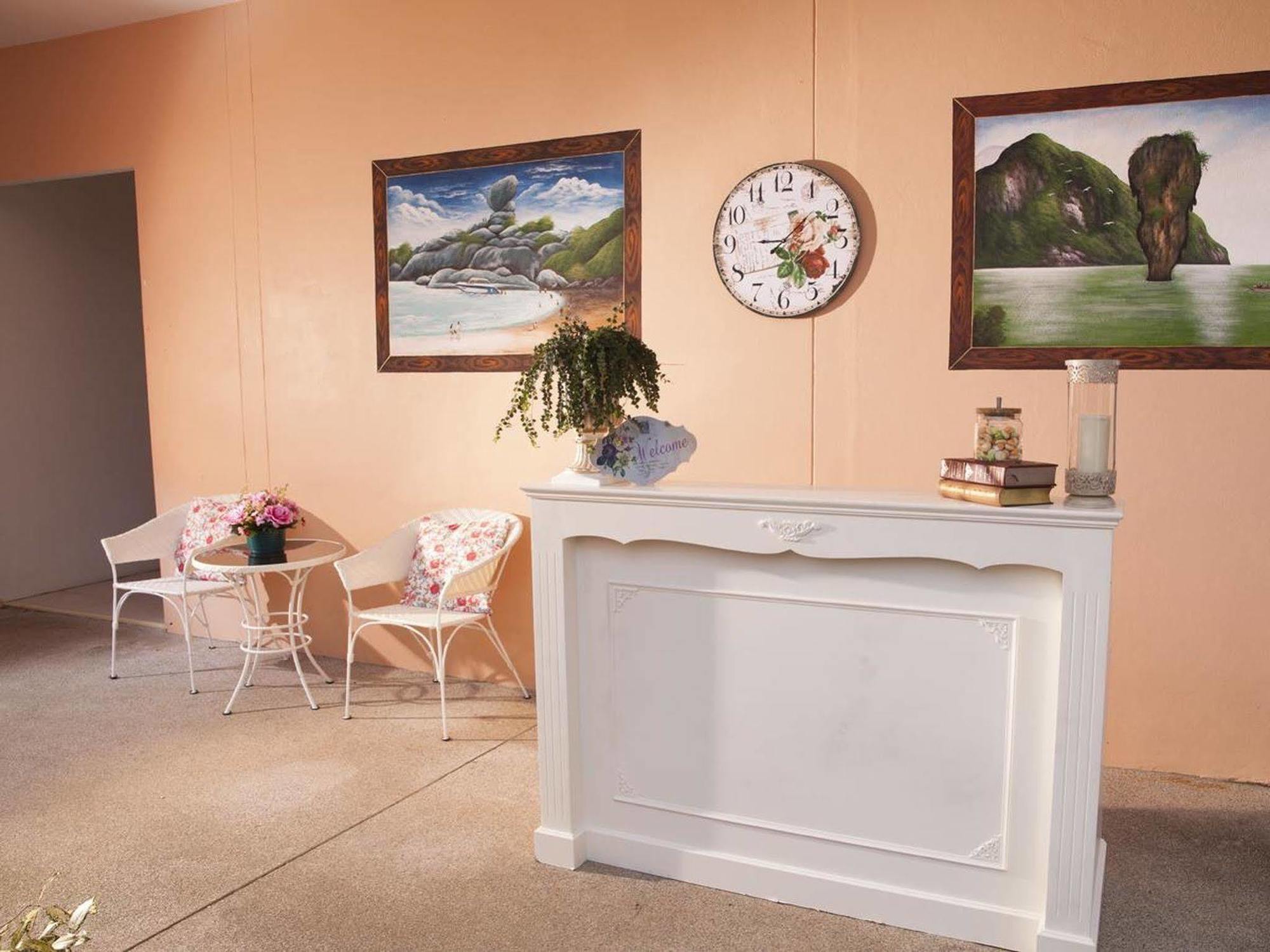Les Fleurs House Bed & Breakfast 2*