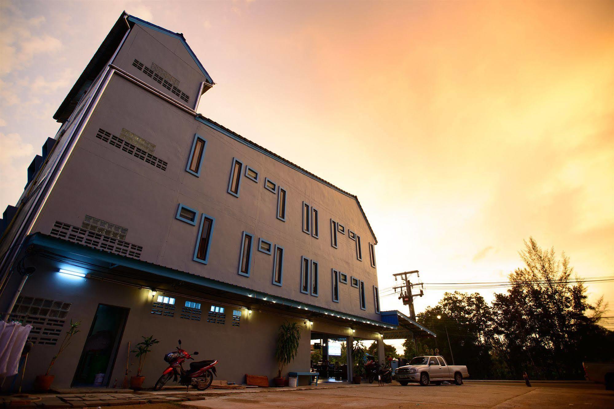 Seabox Khaolak Albergue