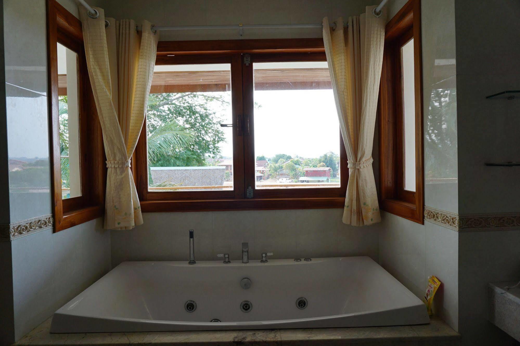 Ban Rim Nam Riverside Homestay *