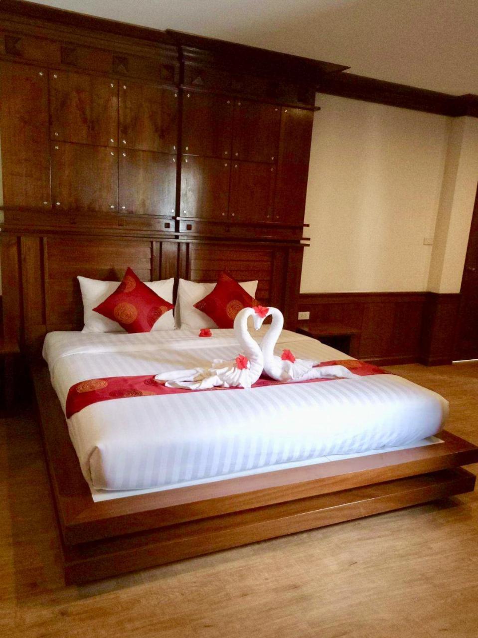 Lanta White's House Hotel