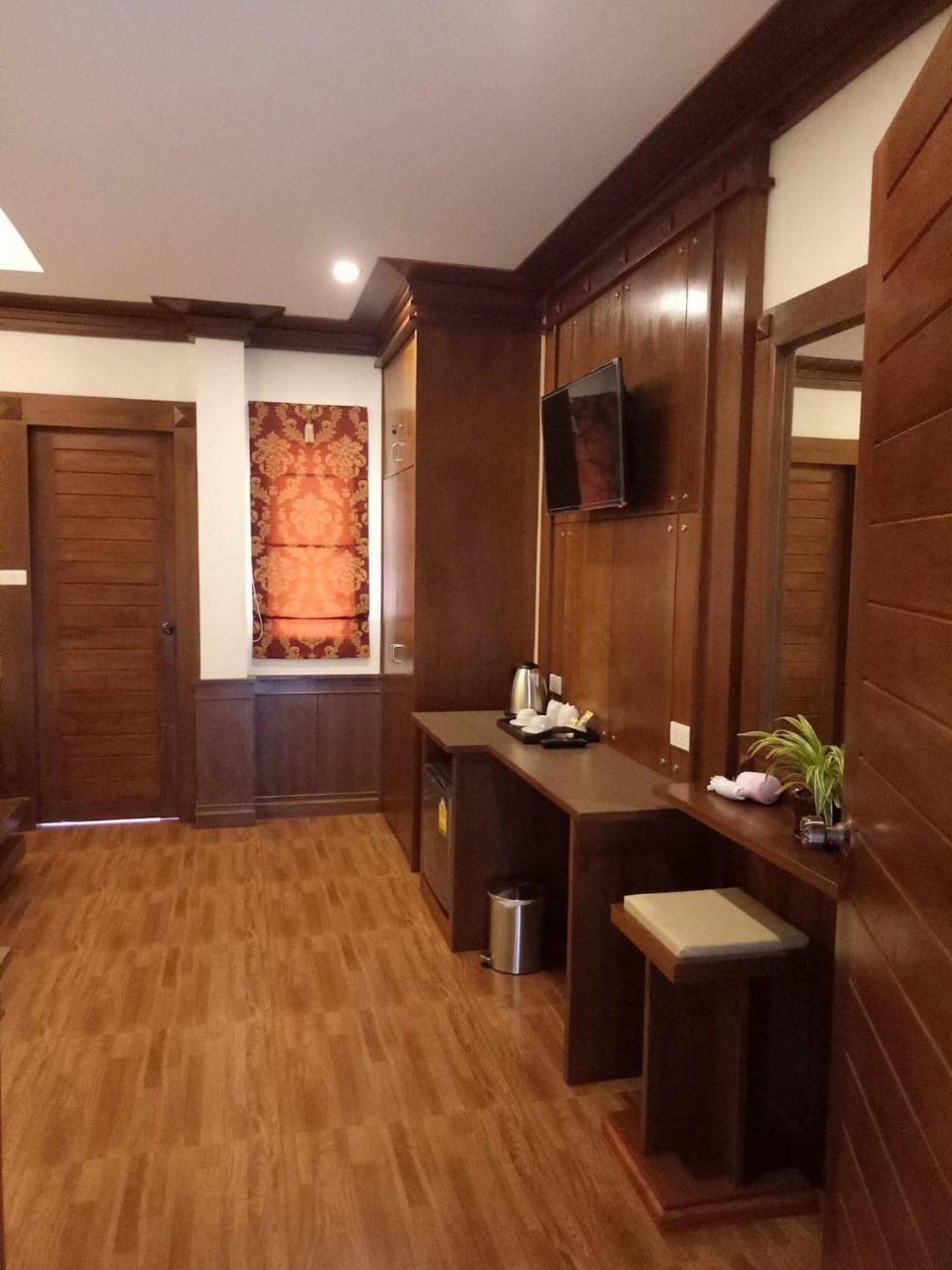 Lanta White's House Hotel