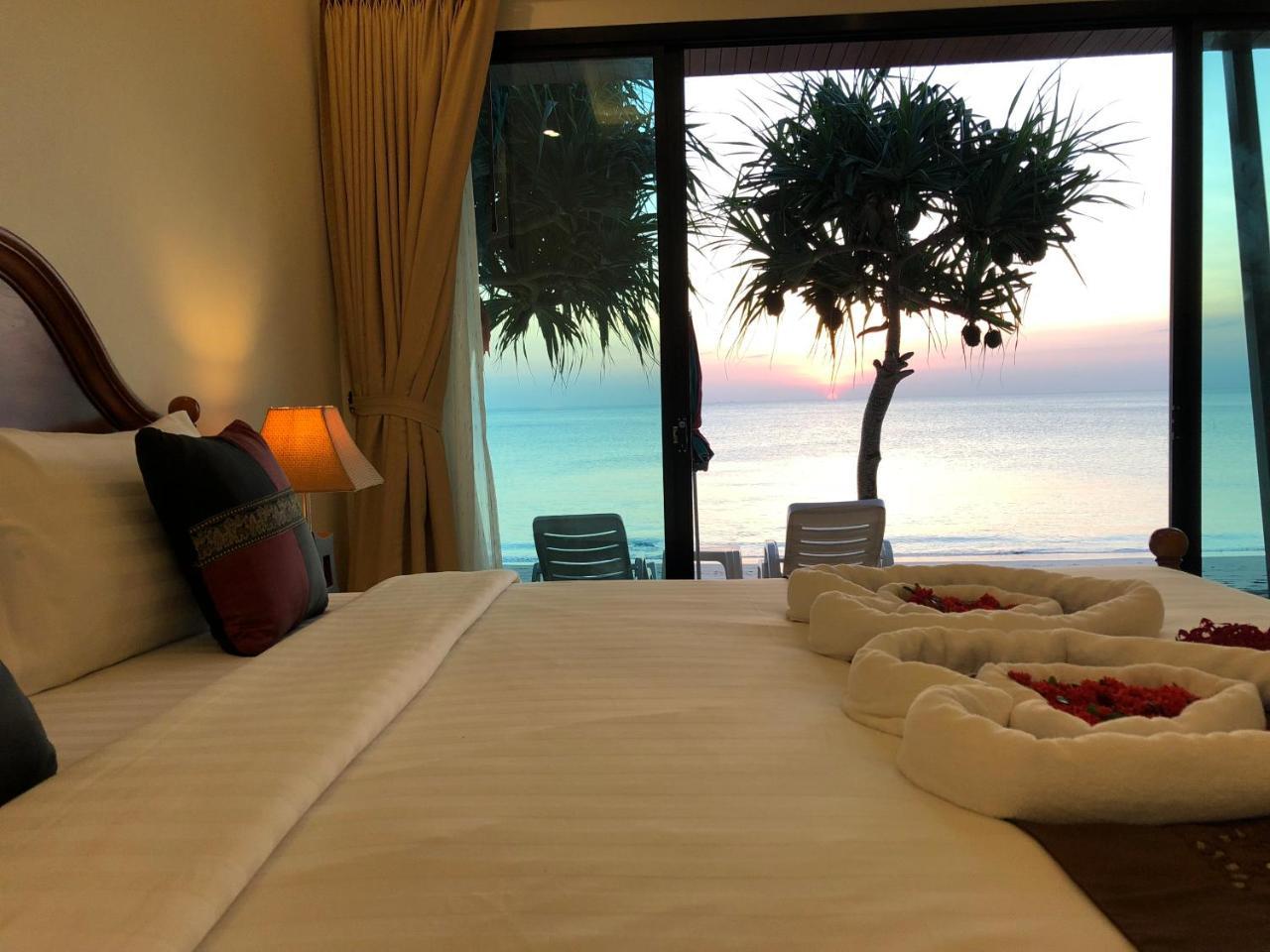 Resort Lanta Seafront 3*