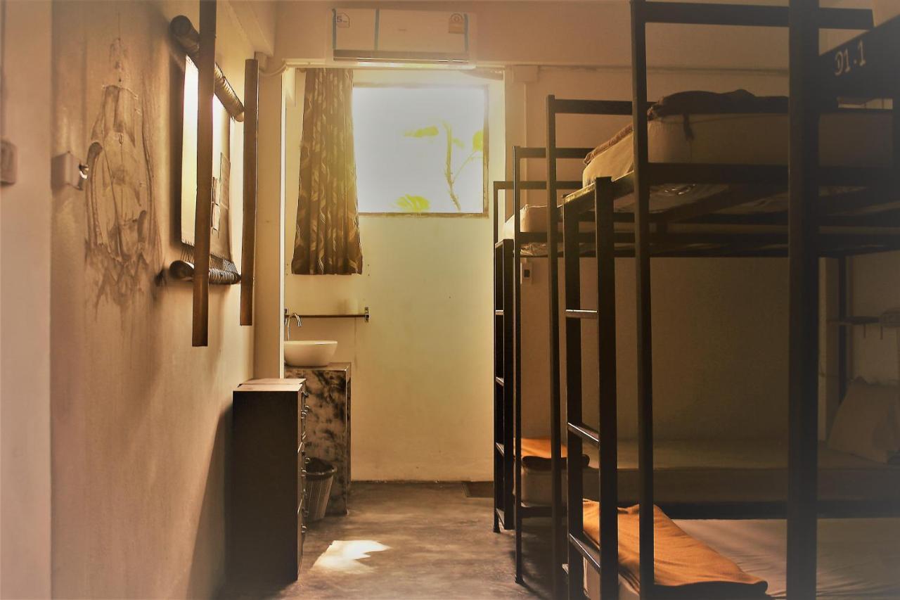 Black Wood Hostel *