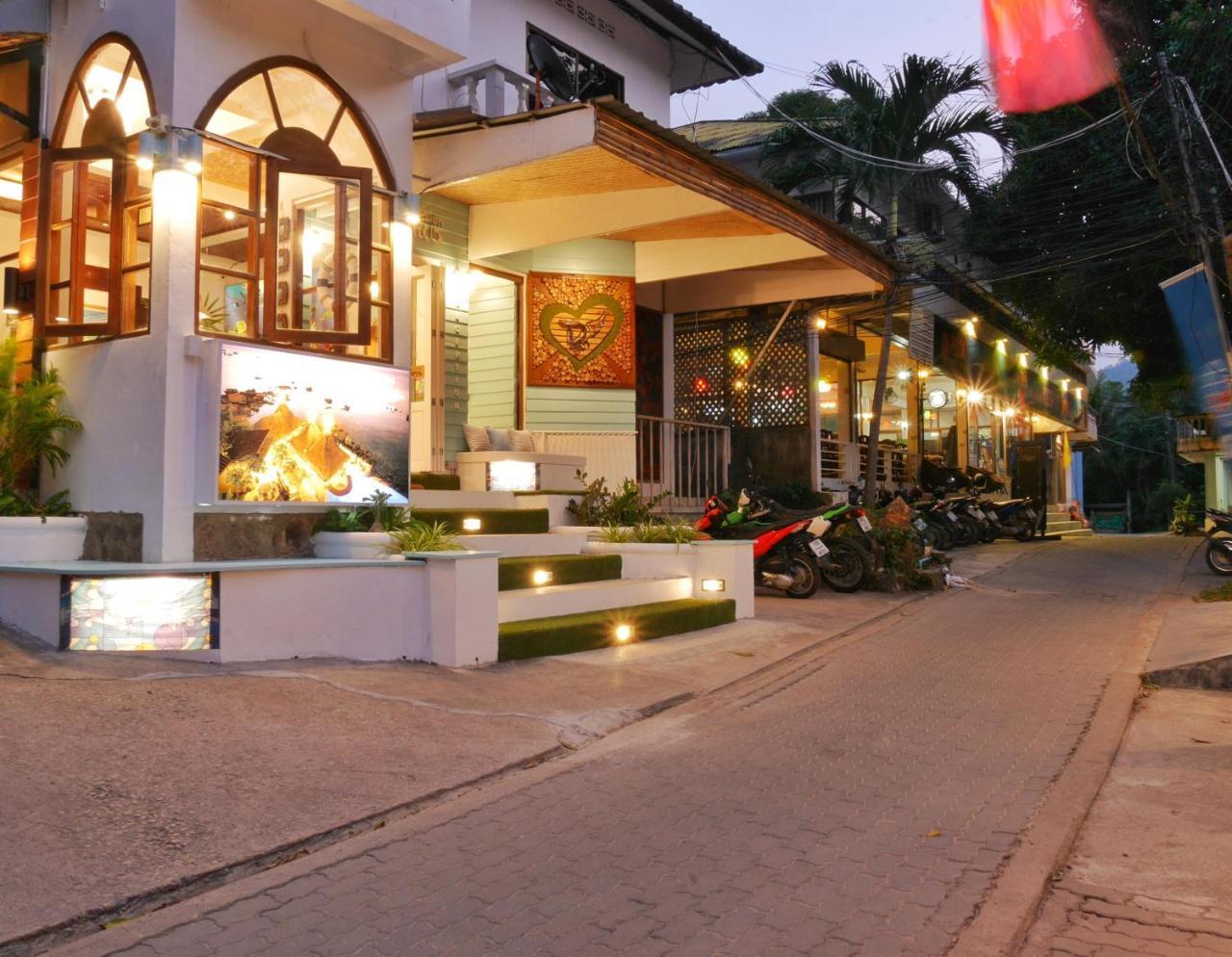 Dd Hut 2*