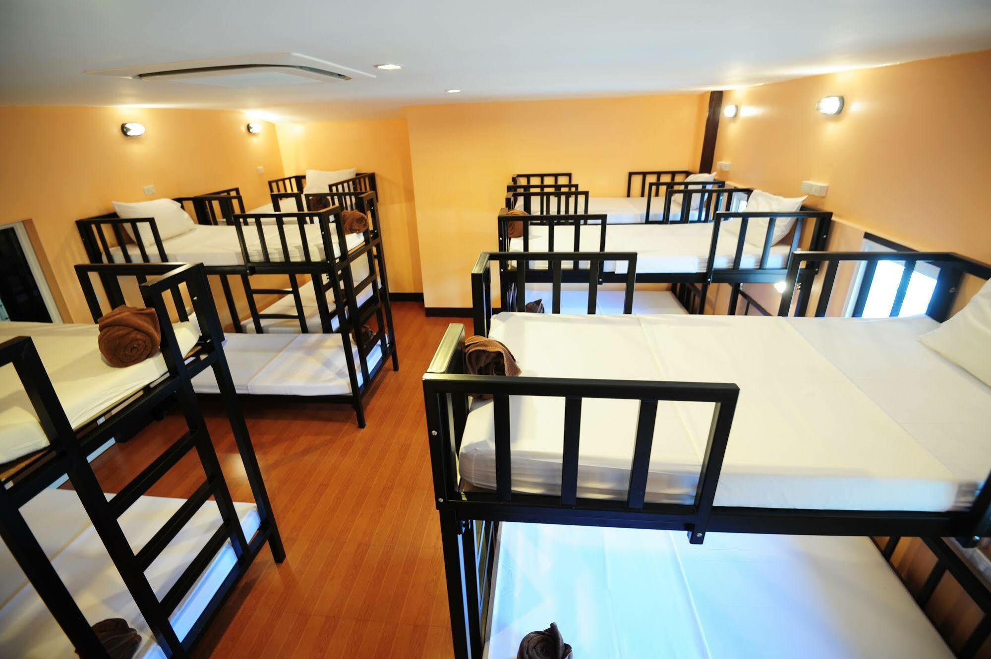 Twin Palms Hostel *