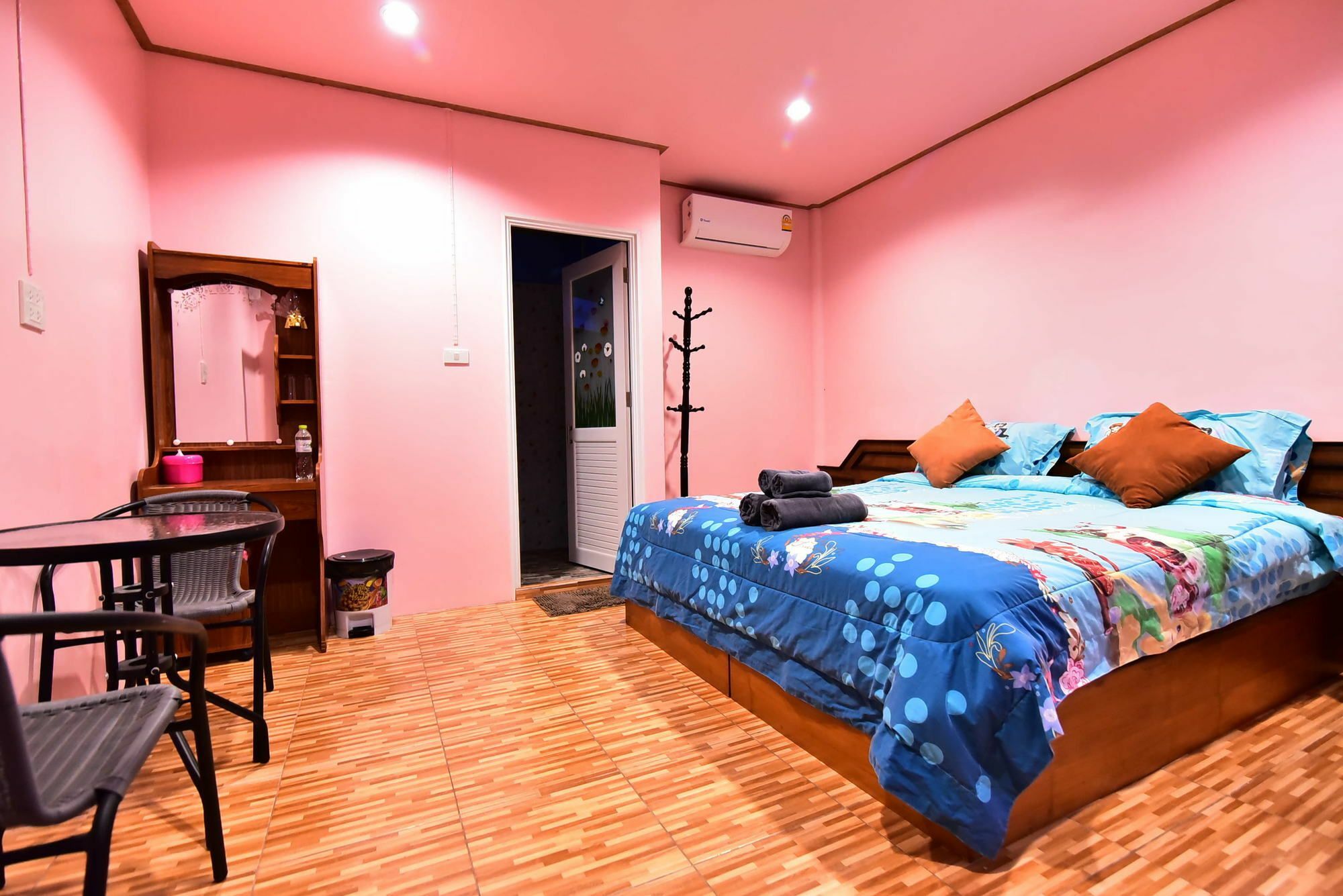Chomlay & Restaurant Guest house