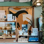 Pine Cafe\'&Bed