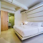 Hotel October