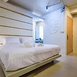 Hotel October
