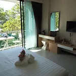 Pak Dee At Naithon
