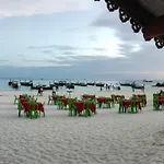 Daya Beach, Lipe Local