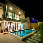 Villa Pool Lay