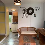 Oyo 75402 Villa Rayonghouse