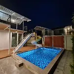 Villa Pool Lay