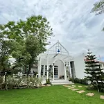 Me And Tree Villa