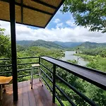 Baanhatsompaen Homestay