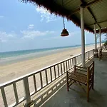 หาดทรายขาวรีสอร์ท