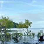 ฺbay Yard Hut