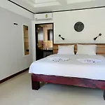 The Reef Hotel & Studios