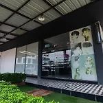 River Hotel The Budget
