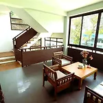 Rockstar Beach Apartments