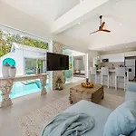 Villa Mila In Bangpor Beach