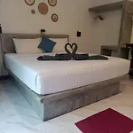 Phra Ae Apartments