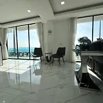 Stunning Beachfront View Luxurious Apartment 20