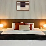 Seastar Hotel And Service Apartment