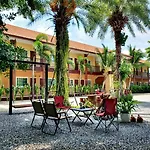 Bansuanrimnam Pakchong Resort