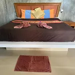 Lanta Natural Hut Garden