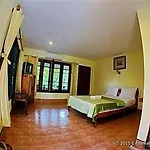 Oyo 75353 Loy Chalet Resort