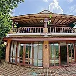 Oyo 75353 Loy Chalet Resort
