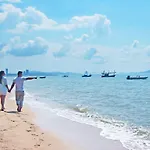 Jomtien Plaza Suite Apartments