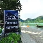 Blanco Dorm Room & Restaurant