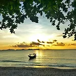 Klang Aow Seafood & Resort