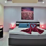 Harry\'s Apartments, Bar & Restaurant.