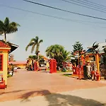 Apinya Resort Bangsaray