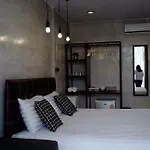 Crystal Box Hotel And Cafe\'