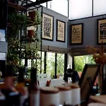 Crystal Box Hotel And Cafe\'