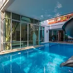 Jomtien Waree 8 - 6 Bedroom Pool Villa
