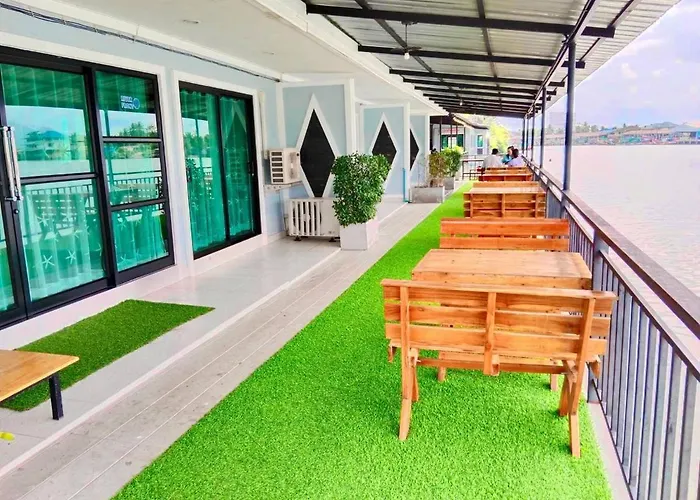 Chaiyai River Front Hotel