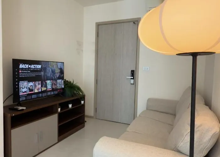 Luxury Apartment With Train Access